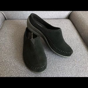 Woman’s size 6 Black Skechers